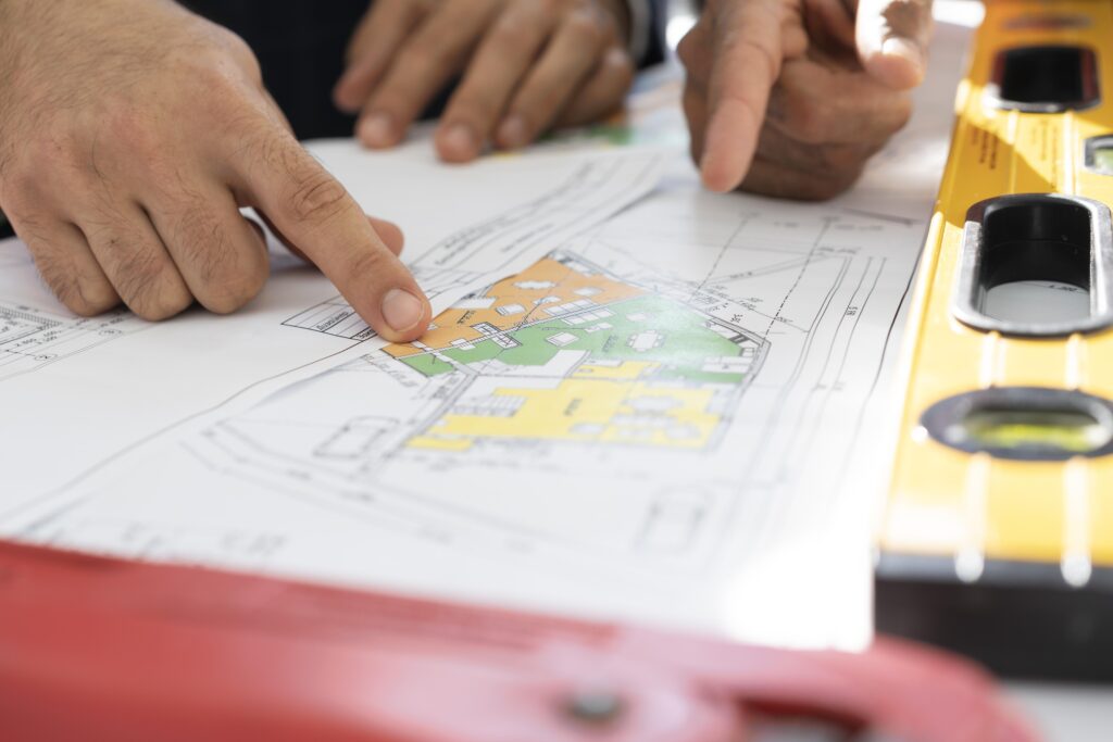 trabajador de la construccion y la construccion en el sitio